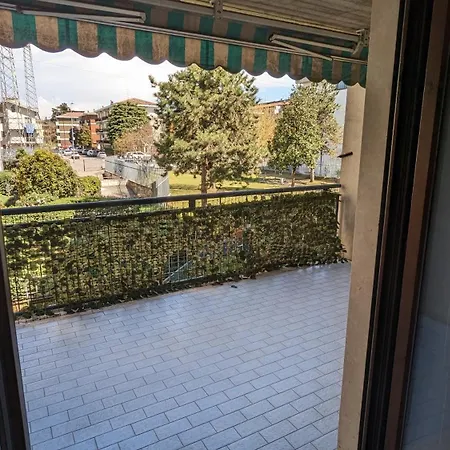 Apartman Urban Escape - A Peaceful Getaway Near The *