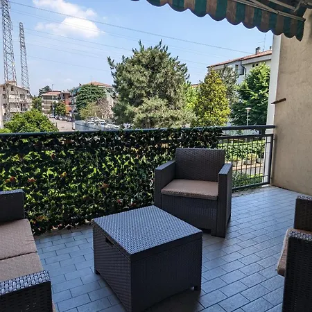 Apartment Urban Escape - A Peaceful Getaway Near The